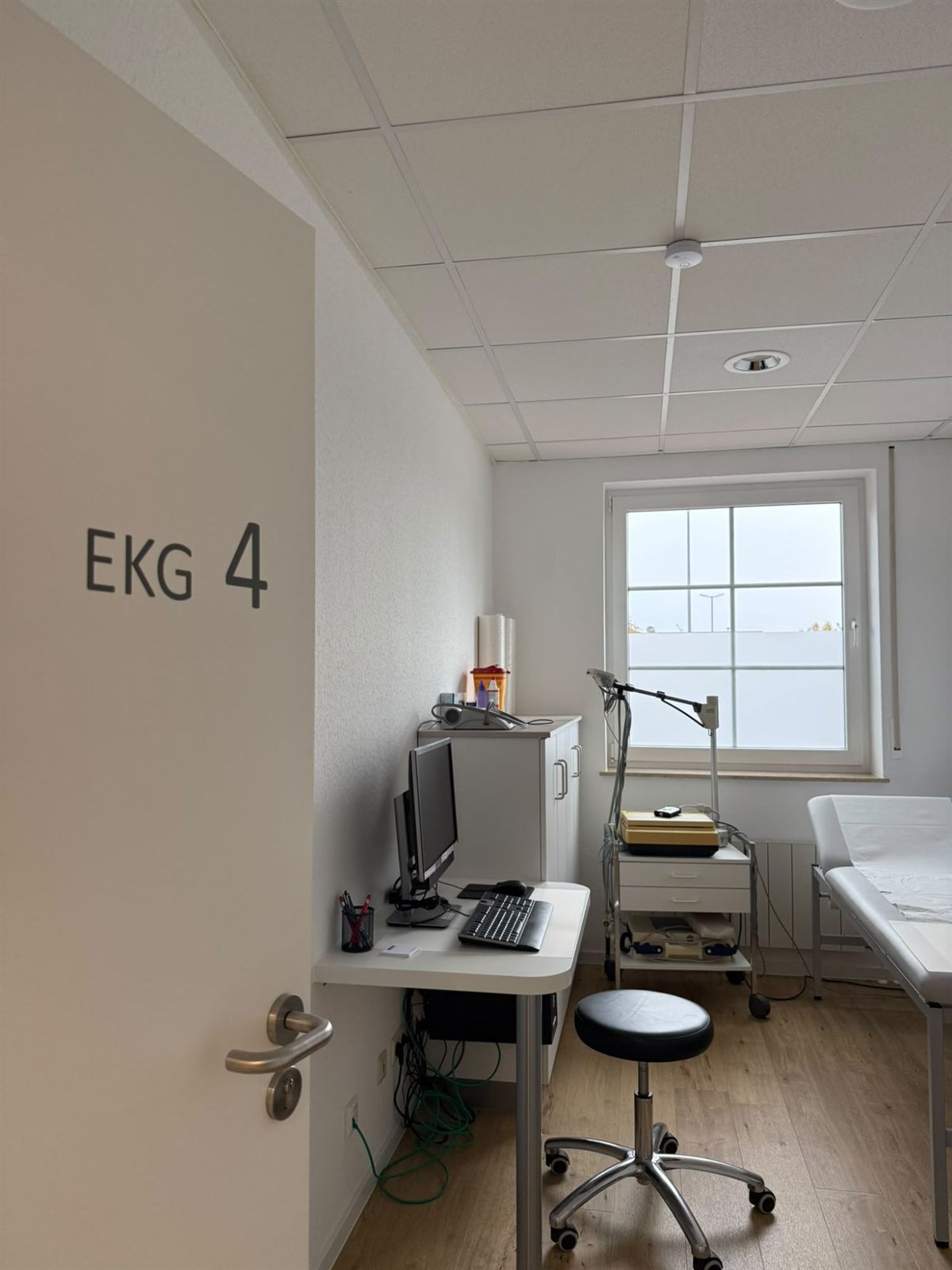 EKG-Raum mit EKG-Gerät und Untersuchungsliege