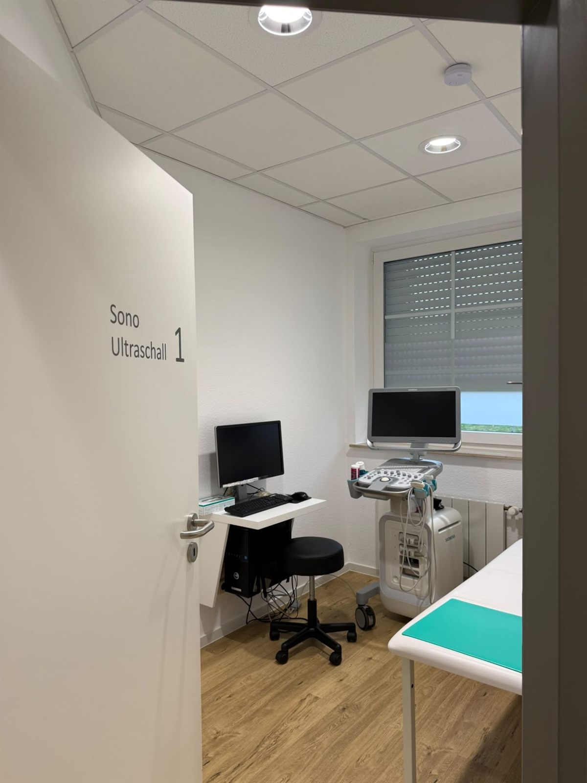 Ultraschallraum mit Ultraschallgerät und Untersuchungsliege